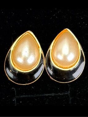 Vintage 90s black aged goldtone faux pearl, teardrop shaped pierced earring